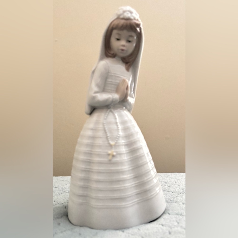 NAO LLADRO FIRST COMMUNION PRAYING GIRL